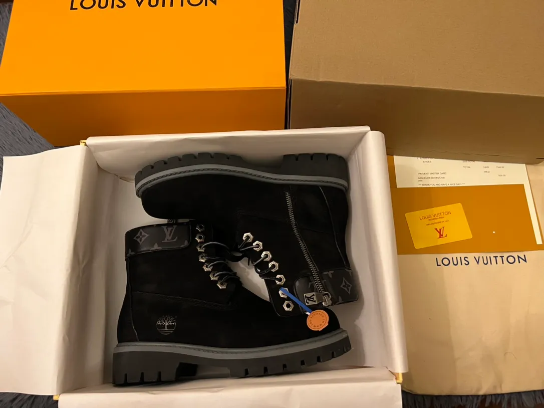 👟👟Ex-factory price 680👟👟 Men's size +10 LV x Timberland Louis Vuitton "Luxury Western" has been initially constructed, and the last link is the "shoes" that can make the style complete and communicative, so the "Shoe King of the Year" came into being. A major collaboration of the season, in a short video of only a few seconds, Fei Dong lifted the legs of his jeans to reveal a pair of classic Timberland rhubarb boots with the LV logo printed on the tongue. He then folded the tongue to reveal the Monogram logo printed on the inside. Size: 35-46